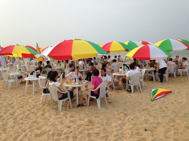 烟台银娱优越会&#8226;银海熙岸“情动七月 海滨仲夏夜沙滩派对”运动乐成举行