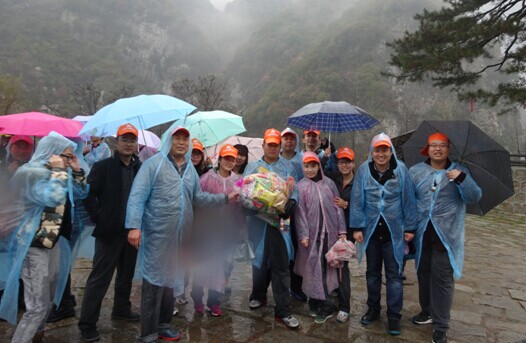 风雨无阻爬山路，暖冬暖心大厦情—记西安银娱优越会大厦2014爬山联谊运动