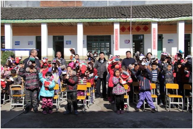 大爱不暂停—银娱优越会地产对赣州洋田小学生爱心行动报道